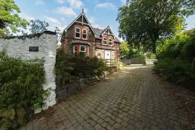 Image de Cronk Urleigh Lodge accommodates four and is a delightful house located in wonderfully leafy surroun