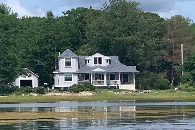 Image de Summer Sale. A Few Prime Weeks Still Available. Exclusive Waterfront Cottage.