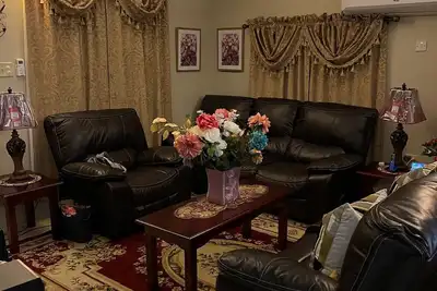 Image de Luxury Manor 2 Bedroom /1 Bathroom House w/electric fireplace,