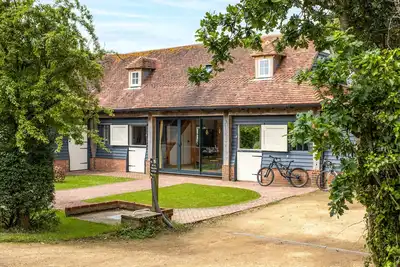 Image de Two luxury Cottages near Bosham with Hot Tubs, perfect for family reunion.