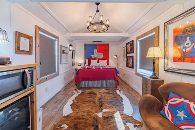 Image de Glamping in Spicewood Tx Hill Country~ Cabin 4 The Gus at Green Acres
