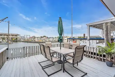 Image de Historic Boat House on \"The Water's Edge\" of Cape May Harbor