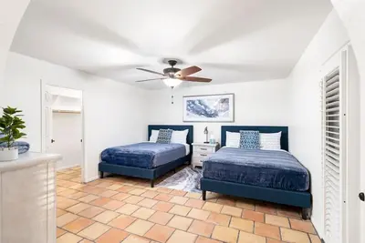 Image de 4br Scottsdale Sanctuary! Heated Pool, Ping Pong, Fire Pit, & Gardens