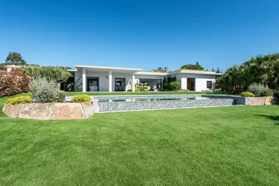 Image de Dans domaine résidentiel, proche plage, belle villa contemporaine de 4 chambres, vue mer