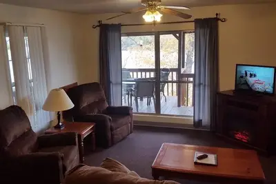 Image de Cozy Lakefront with Fireplace at Marina