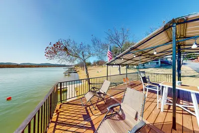 Image de Dog-friendly 2-unit lake estate with private dock, grill house, & W\/D