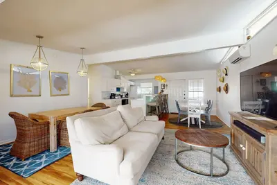 Image de Stylish retreat with WiFi, washer/dryer, & access to community pool