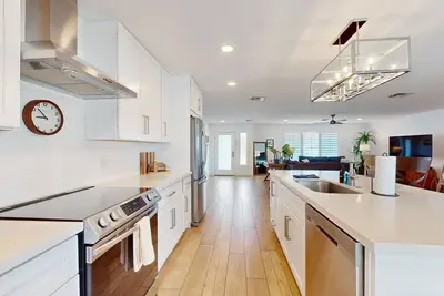 Image de Designer getaway with private pool, firepit, walled yard & Rv parking