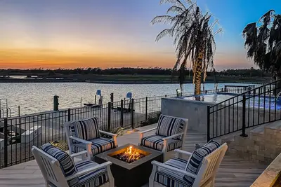Image de Waterfront paradise with private pool, dock, poolside Tv & multi-Tv game room