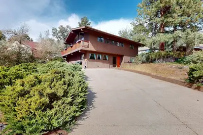 Image de Shadow Mountain Village Escape | 2 Living Areas, Deck & Yard | Walk to Trail