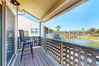 Image de Waterfront at Bayhouse | Private Dock | 3 Pools & Tennis, Walk to Dining