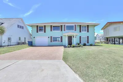 Image de Stylishly Remodeled Home w/ Canal Views & Private Deck - Near Beach