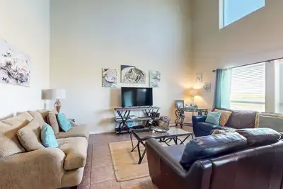 Image de Spacious beach home with pool & garage