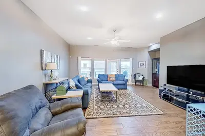 Image de Dog-friendly escape with Gulf view, guest suite, pool & spa - 200’ to the beach