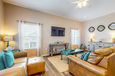 Image de Coral Reef coastal home with pool, covered deck, central Ac & W/D