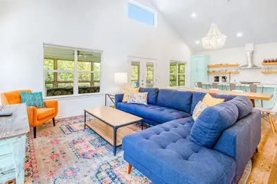 Image de Lakefront dog-friendly home with kayaks, Sup’s, huge screened porch