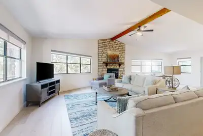 Image de Waterfront home with private dock, kayaks & huge deck