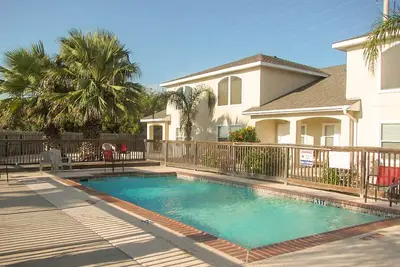 Image de Beautiful townhome near the beach, shopping, stores