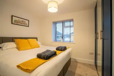 Image de Skyway First Floor Apartment is a 2 bedroom apartment with parking in Three Bridges