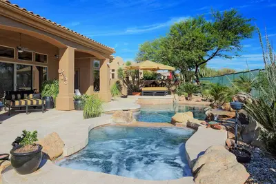 Image de Spectacular all-suite desert retreat with pool, spa, & outdoor kitchen