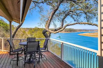 Image de Refined panoramic paradise on Lake Travis with boat launch and Tesla charger