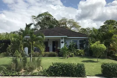 Image de Sweet Oasis - gated with 24/hr security/ swimming pool/ free access to beach