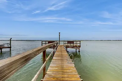 Image de Island-Style Waterfront Home w/ Deck & Private Pier - Winter Texans Welcome
