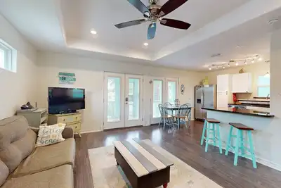 Image de South Pearl Sailfish: Coastal-Chic Cottage w/ Screened Porch - Walk to Bay