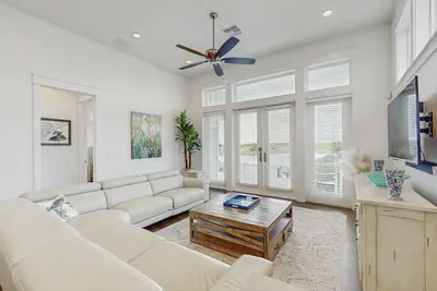 Image de Newly renovated home in The Reserve at St. Charles Bay near beach w/pool, dock