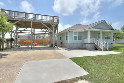 Image de All-suite bay-view home with yard, kayak, & rooftop deck with panoramic views