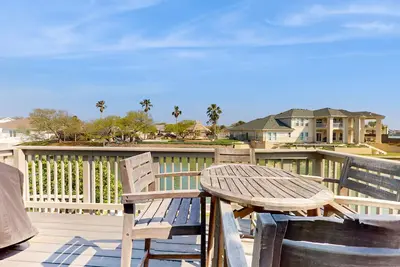 Image de Canal-Front Condo in Puente Vista | Boat Dock, Pool, 3 Kayaks & 3 Sup Boards