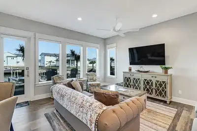 Image de Sophisticated canal-view villa with pool, vast fishing pier, deck & washer/dryer