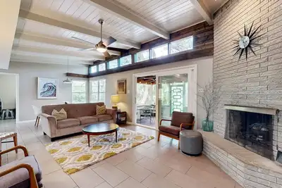Image de Zen Live Oak Living | Tranquil Backyard, Firepit, Grill | Lovely Lanai