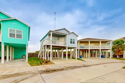 Image de Charming cottage with pool access, private balcony & boat parking