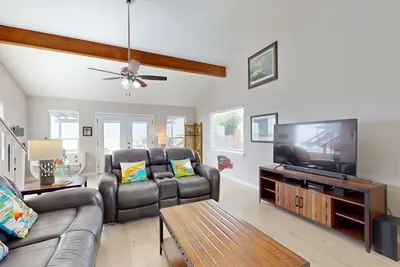 Image de Totally Remodeled Airy Salt Lake Waterfront w/ Dock & 2-Story Deck