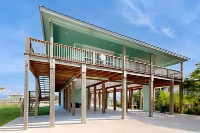 Image de New Canal-Front Home | Huge Screened Porch, Fishing Pier & Chef's Kitchen