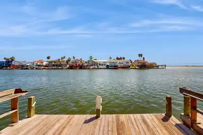 Image de Family-friendly fishing retreat with bay-view deck & pool