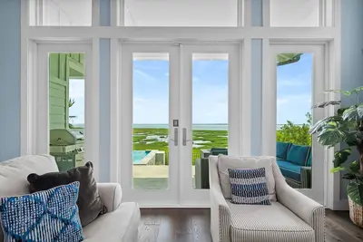Image de Waterfront home with patio, loft and pool