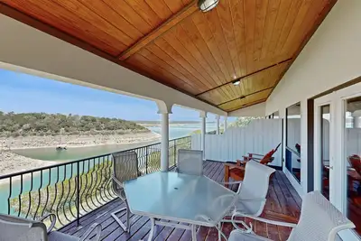 Image de Lakefront duplex on vineyard with balcony & dock - 35 miles from downtown Austin