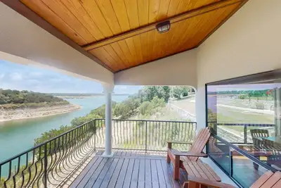 Image de Shiraz Haus: Lakefront villa on vineyard, 45 mins from Downtown Austin
