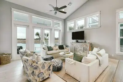 Image de Beachy house with private dock, pool access, central Ac & outdoor shower