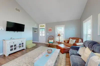 Image de Deluxe Getaway on Big Corner Lot -- Great Locale Near Bay