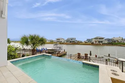 Image de Waterfront luxury with private dock, outdoor kitchen, infinity pool & pier