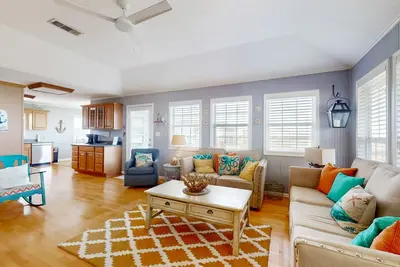 Image de Inviting Crystal Beach retreat with Ac, patio, & W/D - walk to beach/ shops