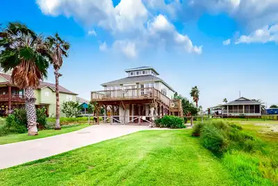Image de Festive Beach Retreat | Large Deck & Lovely Views | Walk 2 Blocks to the Gulf