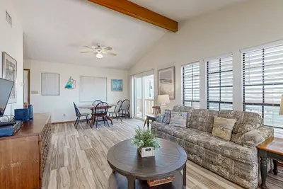 Image de Bayside Getaway w/ Pools, Tennis, Golf, Private Dock - 10 Mins to South Padre
