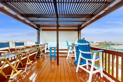 Image de Updated multi-level home with rooftop deck - 2 blocks to water