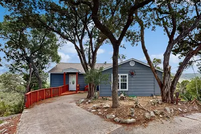 Image de Dog-friendly hill country home with three-level deck & views