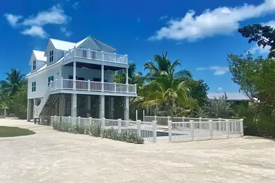 Image de Latitudes - Ocean front with salt water pool.