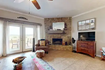 Image de Lovely Canyon Lake Getaway | Fireplace, Deck & Balcony | Near Canyon Beach